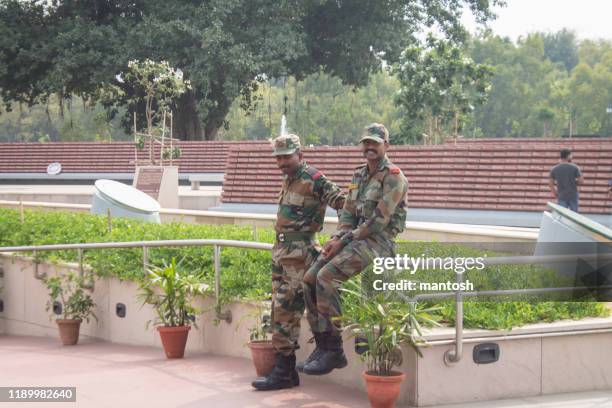 army soldiers at indian national war memorial - india gate on a cloudy day stock pictures, royalty-free photos & images