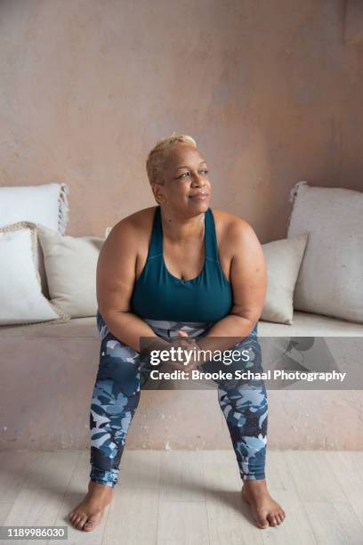 older black woman doing yoga - showus skin stock pictures, royalty-free photos & images