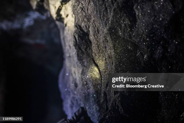 platinum rock layer - gold metal rock foto e immagini stock