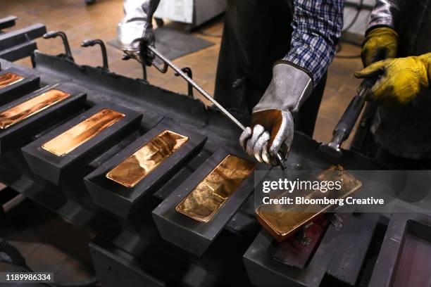 gold ingots - minero fotografías e imágenes de stock