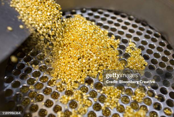 gold grain - mina de oro fotografías e imágenes de stock