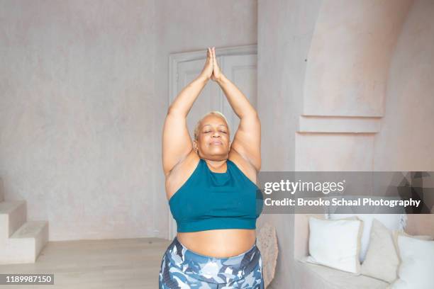 older black woman doing yoga - showus yoga stock pictures, royalty-free photos & images