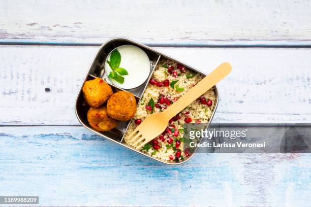 lunch box with falafel, couscous salad, and yoghurt sauce - tabulé fotografías e imágenes de stock