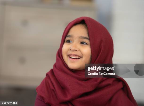 mooie zoete moslim meisje portret stockfoto - kids muslim stockfoto's en -beelden