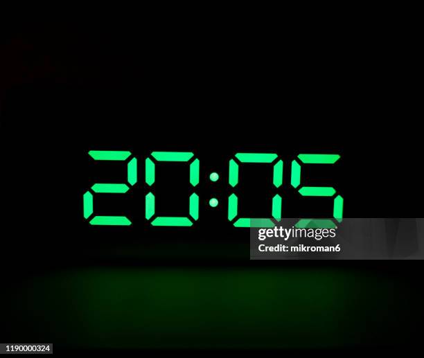 Number 05 Digital Green Led Digital Clock Photos et images de collection - Getty Images