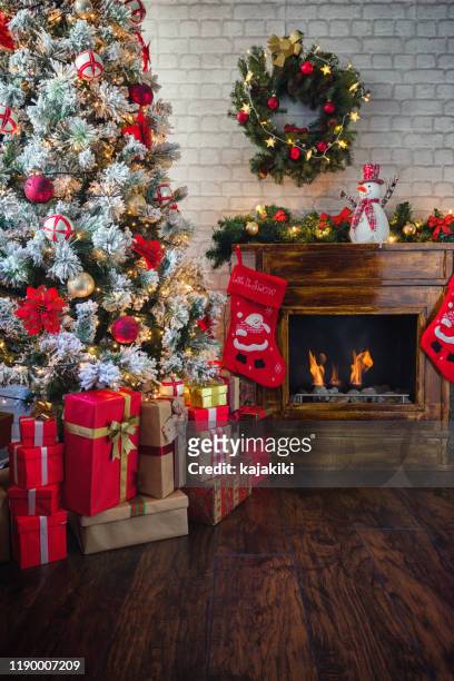 presents under the christmas tree - christmas presents under tree stock pictures, royalty-free photos & images