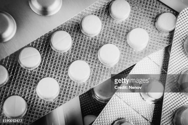 top view of pills and capsules - generiek geneesmiddel stockfoto's en -beelden