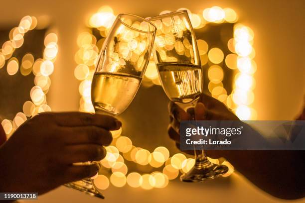 winterurlaub champagner toast - new year 2019 stock-fotos und bilder