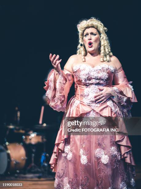 chanteur d'opéra exécutant sur la scène - opéra photos et images de collection