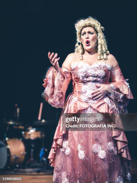 opera zanger die op het podium presteert - opera theatre stockfoto's en -beelden