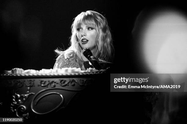 Taylor Swift performs onstage at the 2019 American Music Awards at Microsoft Theater on November 24, 2019 in Los Angeles, California.