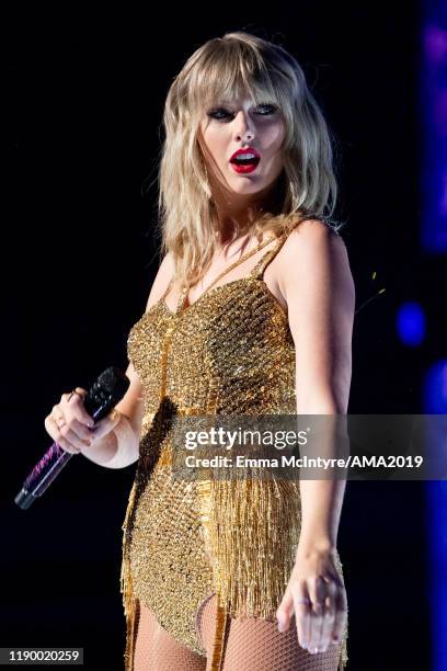 Taylor Swift performs onstage at the 2019 American Music Awards at Microsoft Theater on November 24, 2019 in Los Angeles, California.