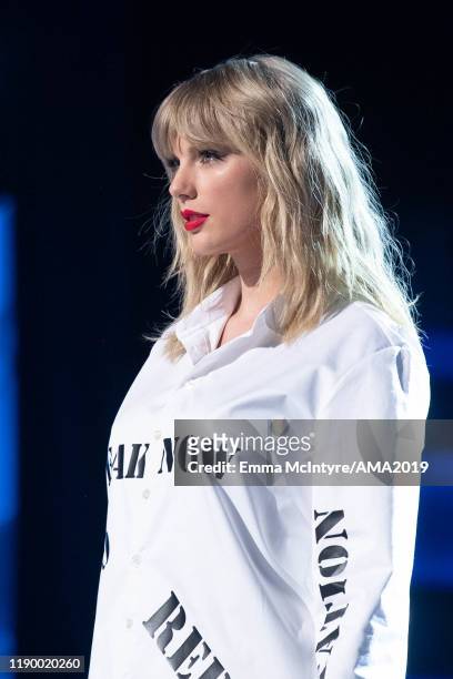 Taylor Swift performs onstage at the 2019 American Music Awards at Microsoft Theater on November 24, 2019 in Los Angeles, California.
