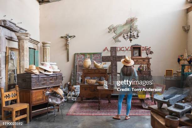 woman shopping in antique store - antiek stockfoto's en -beelden