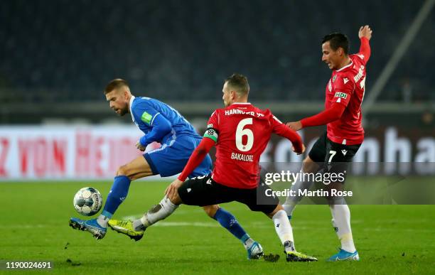 Marvin Bakalorz of Hannover challenges Tobias Kempe of Darmstadt during the Second Bundesliga match between Hannover 96 and SV Darmstadt 98 at...