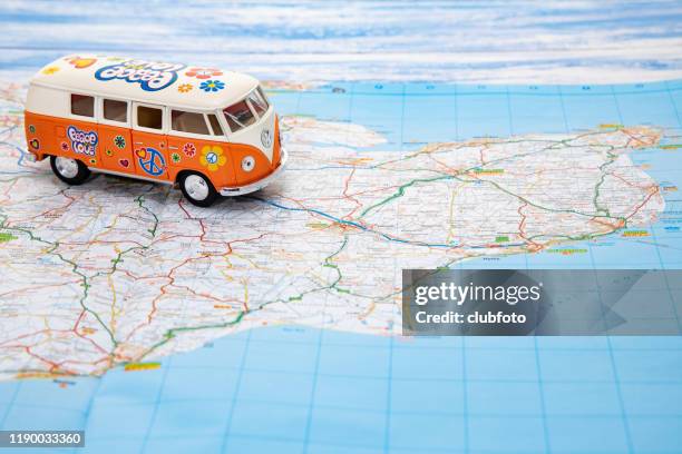 vw camper geplaatst op een kaart-concept afbeelding - caravan uk stockfoto's en -beelden