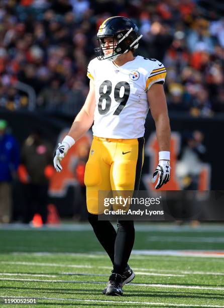 Vance McDonald of the Pittsburgh Steelers against the Cincinnati Bengals at Paul Brown Stadium on November 24, 2019 in Cincinnati, Ohio.