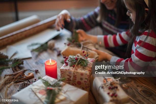 自宅でクリスマスプレゼントを作る幸せな家族。 - children christmas ストックフォトと画像