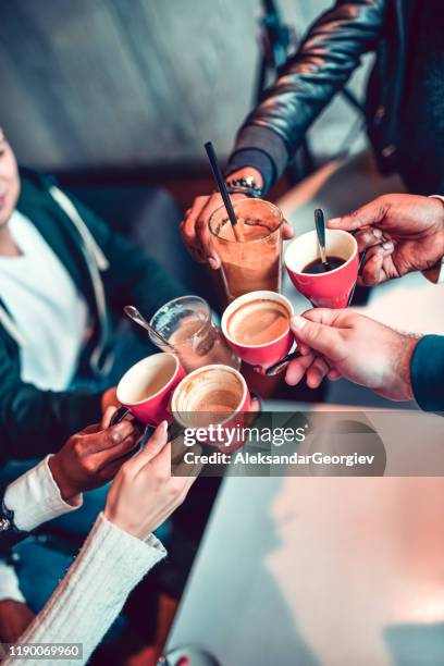 freunde machen feierlichen toast mit kaffee - coffee shop friends stock-fotos und bilder