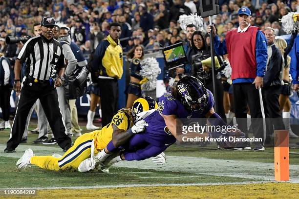 Wide receiver Willie Snead of the Baltimore Ravens stretches for a touchdown in the fourth quarter over the defense of defensive back Marqui...