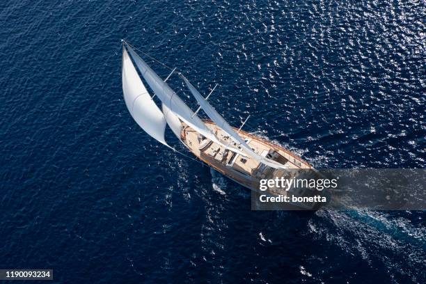 vela luxuosa do veleiro no mar azul aberto - yachting - fotografias e filmes do acervo