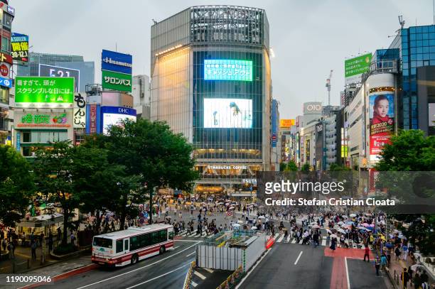 shibuya crossing tokyo, japan - no meio da estrada - fotografias e filmes do acervo