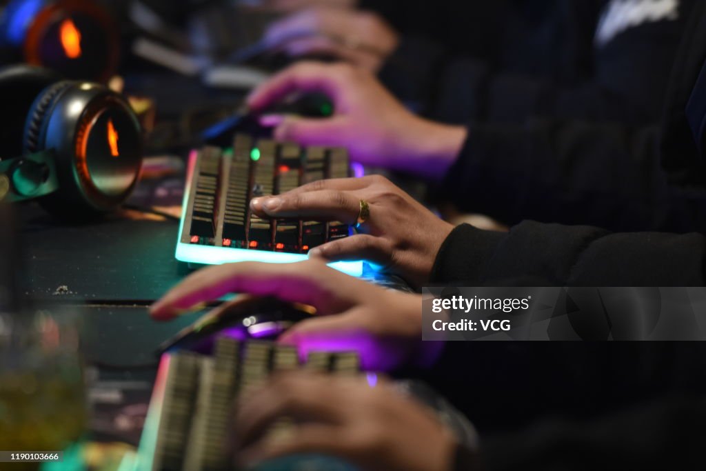 People Play Computer Games In Fuyang