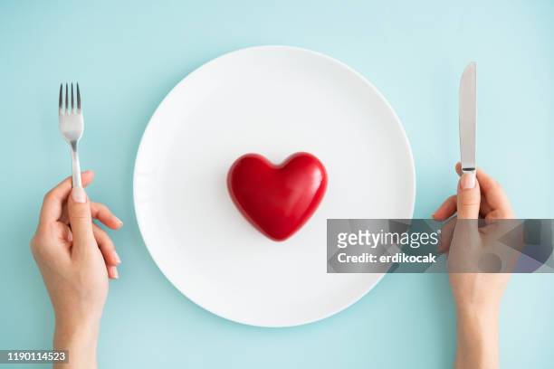 cuore rosso su piatto bianco - piatto descrizione generale foto e immagini stock