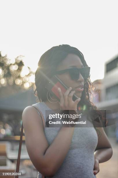 african girl speaking on the phone - webfluential - fotografias e filmes do acervo