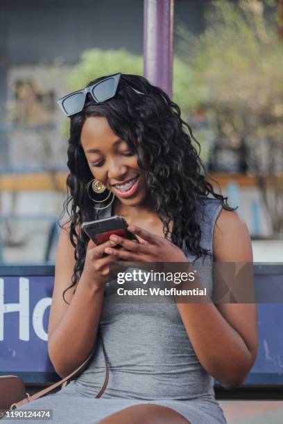 african women texting - webfluential - fotografias e filmes do acervo