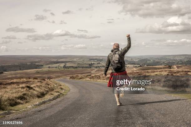 senderismo masculino con un kilt en el campo - falda escocesa fotografías e imágenes de stock