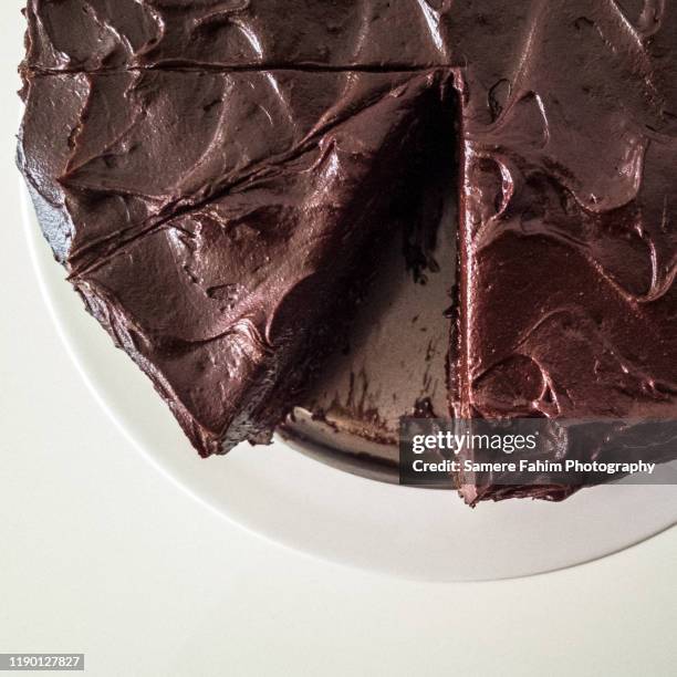 a close up of a chocolate fudge cake on a display - fondant cakes stock-fotos und bilder