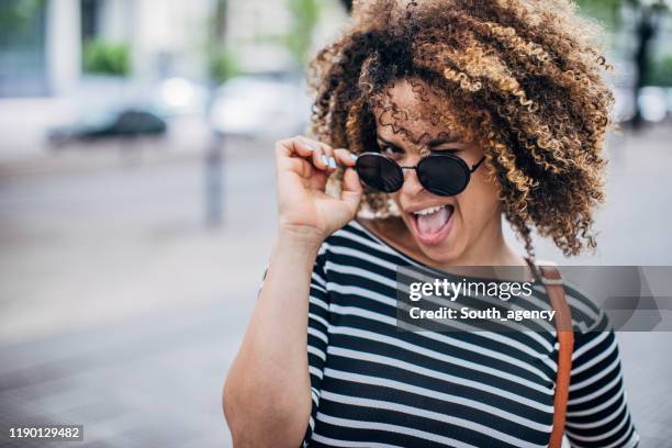 mooie vrouw winking naar u - winking stockfoto's en -beelden