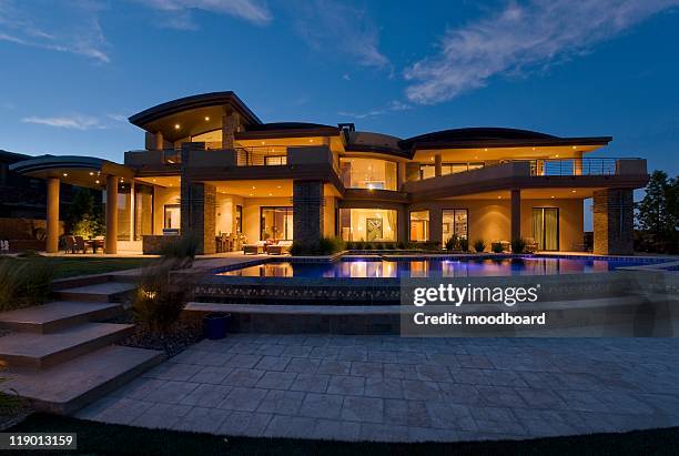 exterior of a building lit up at night with a swimming pool - palm springs california photos et images de collection