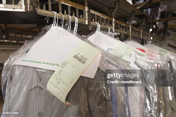 clothes hanging in the laundrette - dry cleaner 個照片及圖片檔