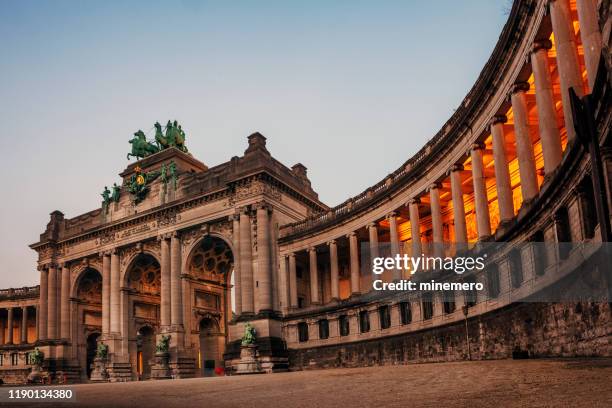 arco trionfale di bruxelles nel cinquantenario parc , jubelpark - brussels foto e immagini stock