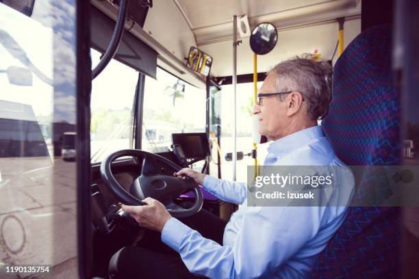 シニア男性運転手運転バス - バス運転手 ストックフォトと画像