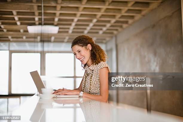 sonriente mujer de negocios con computadora portátil - mesa cafeteria perfil fotografías e imágenes de stock