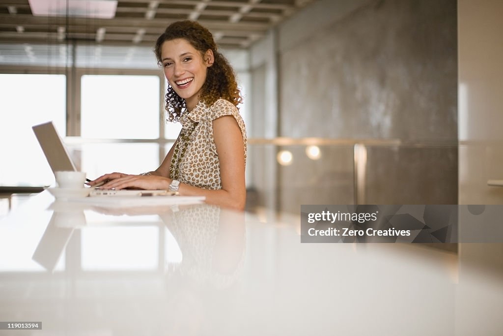 Mulher de negócios com computador portátil