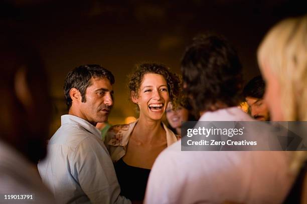 mulher rindo na festa à noite - older woman younger man - fotografias e filmes do acervo