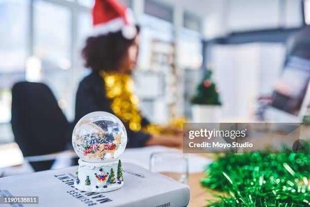 die beste zeit des jahres ist hier - snow globe stock-fotos und bilder