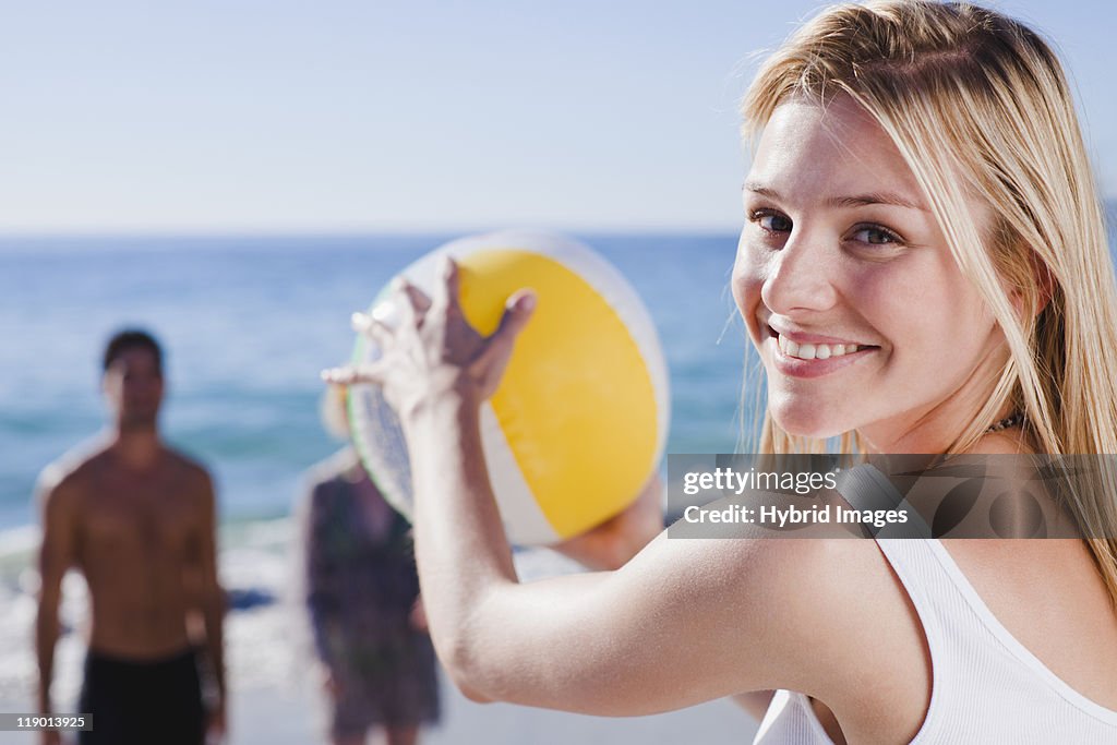 Frau spielen mit ball am Strand