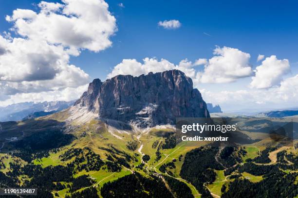 escursioni e trekking nello splendido paesaggio delle dolomiti nella stagione estiva, italia - langkofel sassolungo foto e immagini stock
