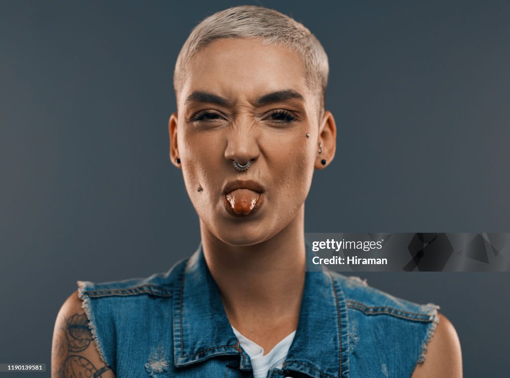 Haar domme kant laten zien