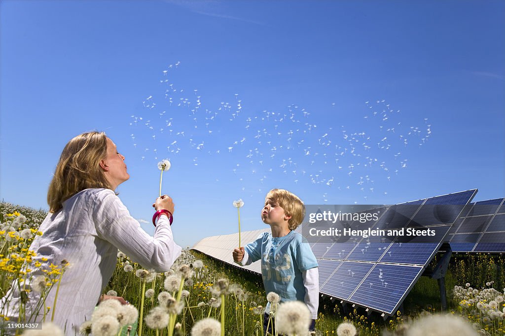 Mãe e filho com painéis solares