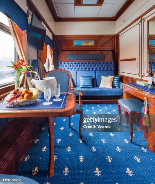 luxury interior in trans-siberian express - transsibirische eisenbahn stock-fotos und bilder