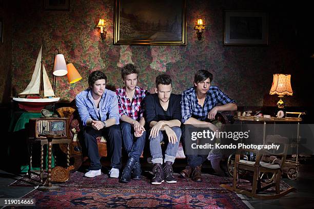 men watching television in living room - vier personen stockfoto's en -beelden