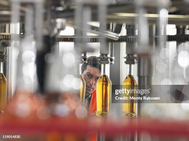 factory worker in bottling plant - abfüllanlage stock-fotos und bilder