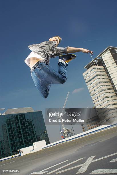mann, springen auf urban auf der dachterrasse - nur junge männer stock-fotos und bilder