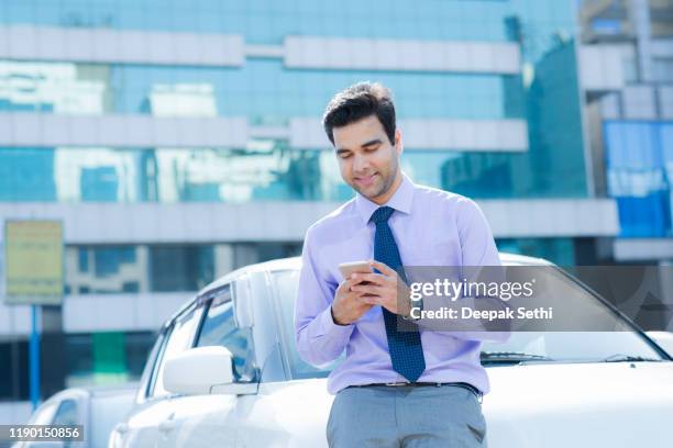 manager steht in der nähe von auto am bürogebäude stock foto - auto stehend stock-fotos und bilder